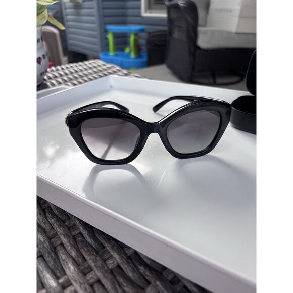 EUC Coach HC 8421U 50023C Black Plastic Sunglasses Grey Gradient Lens - Picture 10 of 12